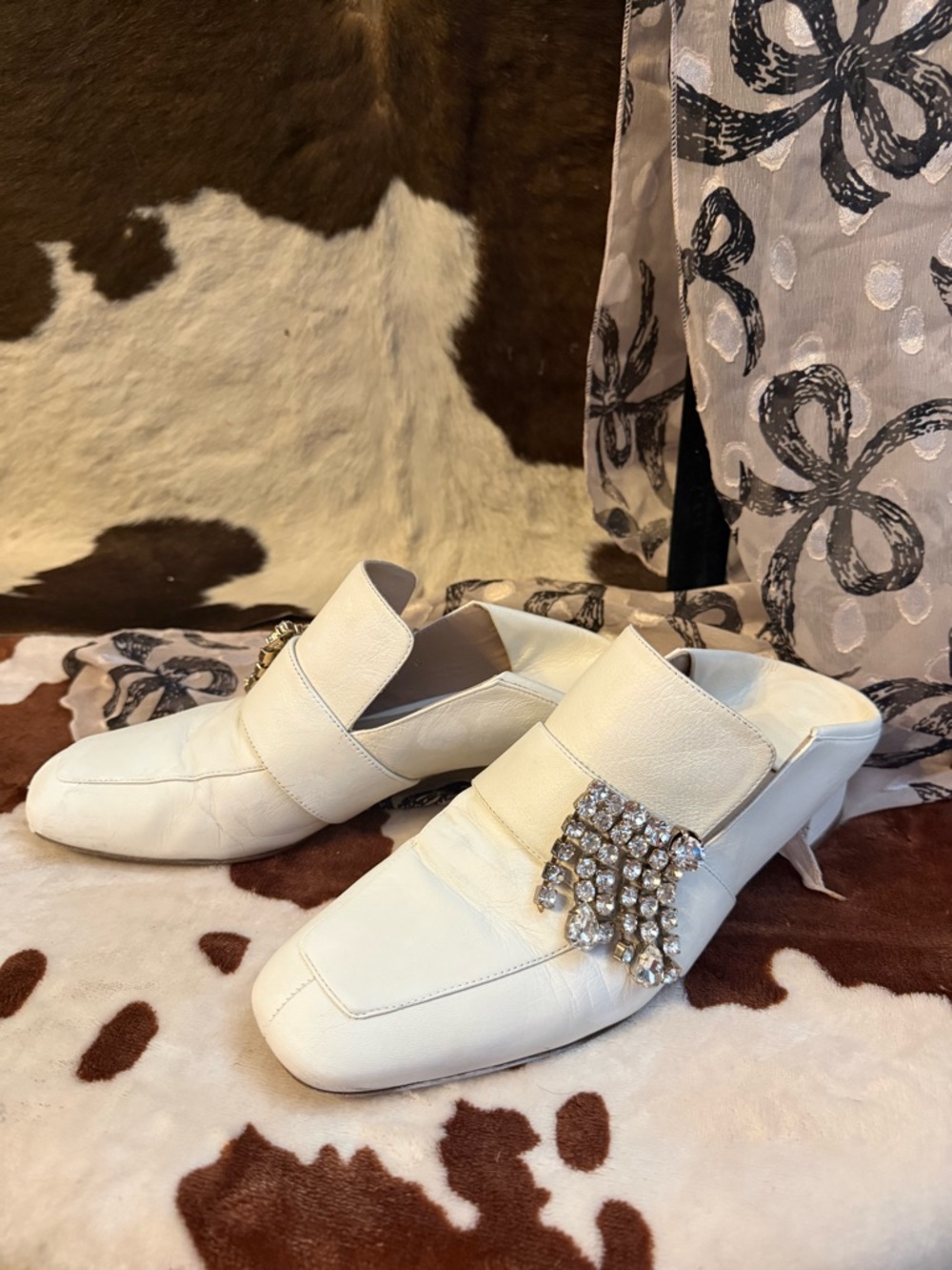 Stuart Weitzman White Leather Crystal-Embellished Mule Clogs originally 450 Dlls